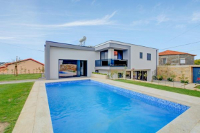 3 bedrooms villa with private pool enclosed garden and wifi at Esposende
